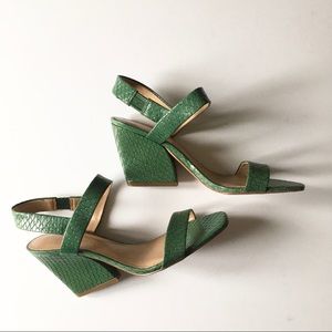 BANANA REPUBLIC green reptile heels size 8